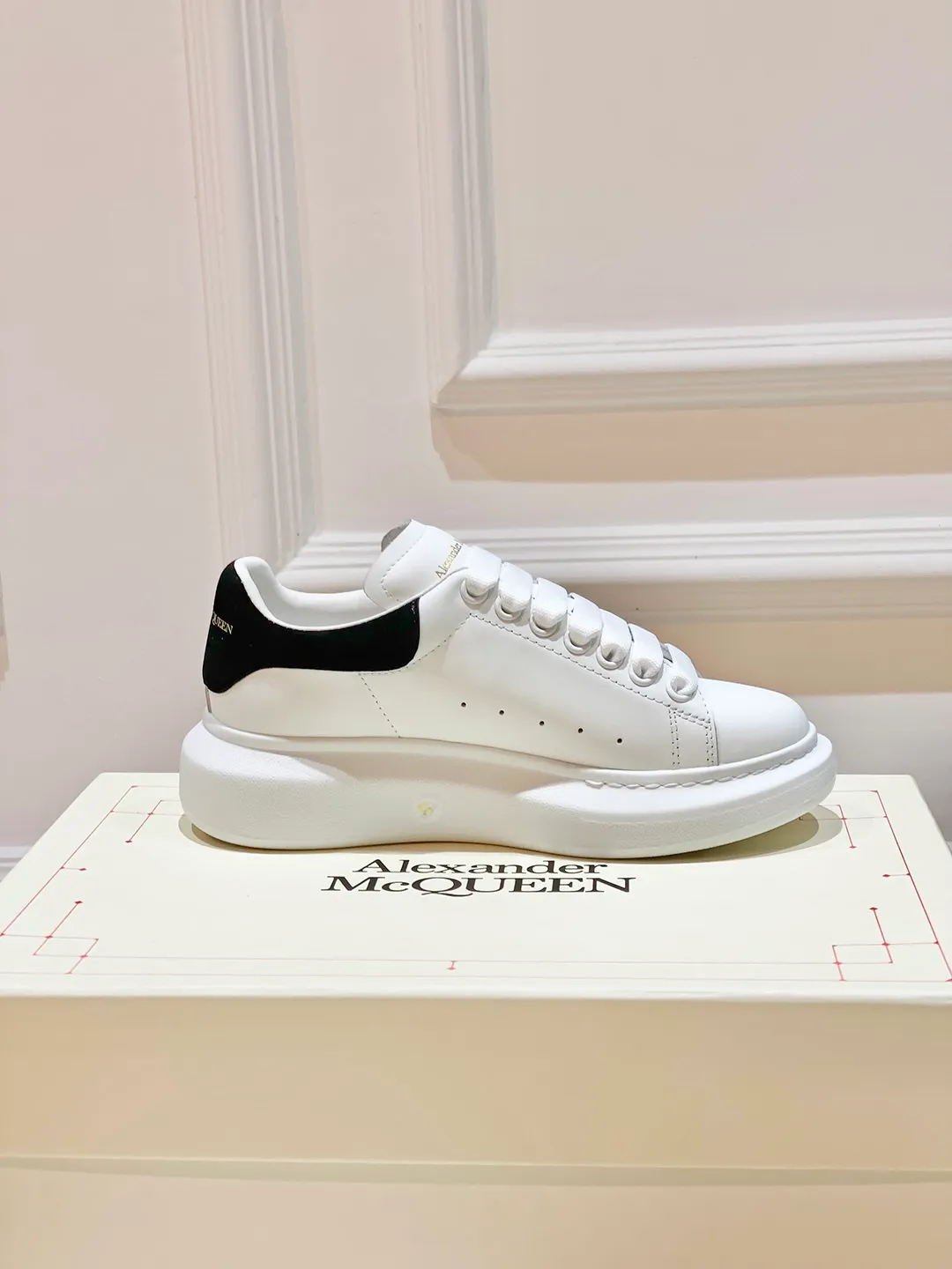 👟👟Ex-factory price 560👟👟 𝐀𝐥𝐞𝐱𝐚𝐧𝐝𝐞𝐫 𝐌𝐜𝐐𝐮𝐞𝐞𝐧A must-have for going out ~ full of confidence. McQueen white shoes are versatile and can instantly elongate your proportions. The long legs that fill the screen make you confident, sweet and cool, and can be controlled by both male and female gods, making you look better as you wear them. ⭐Shoe upper material: first-layer cowhide ⭐Shoe lining material: sheepskin ⭐Available sizes: 35-40, male 39-45 (female 40, male 45 customized)